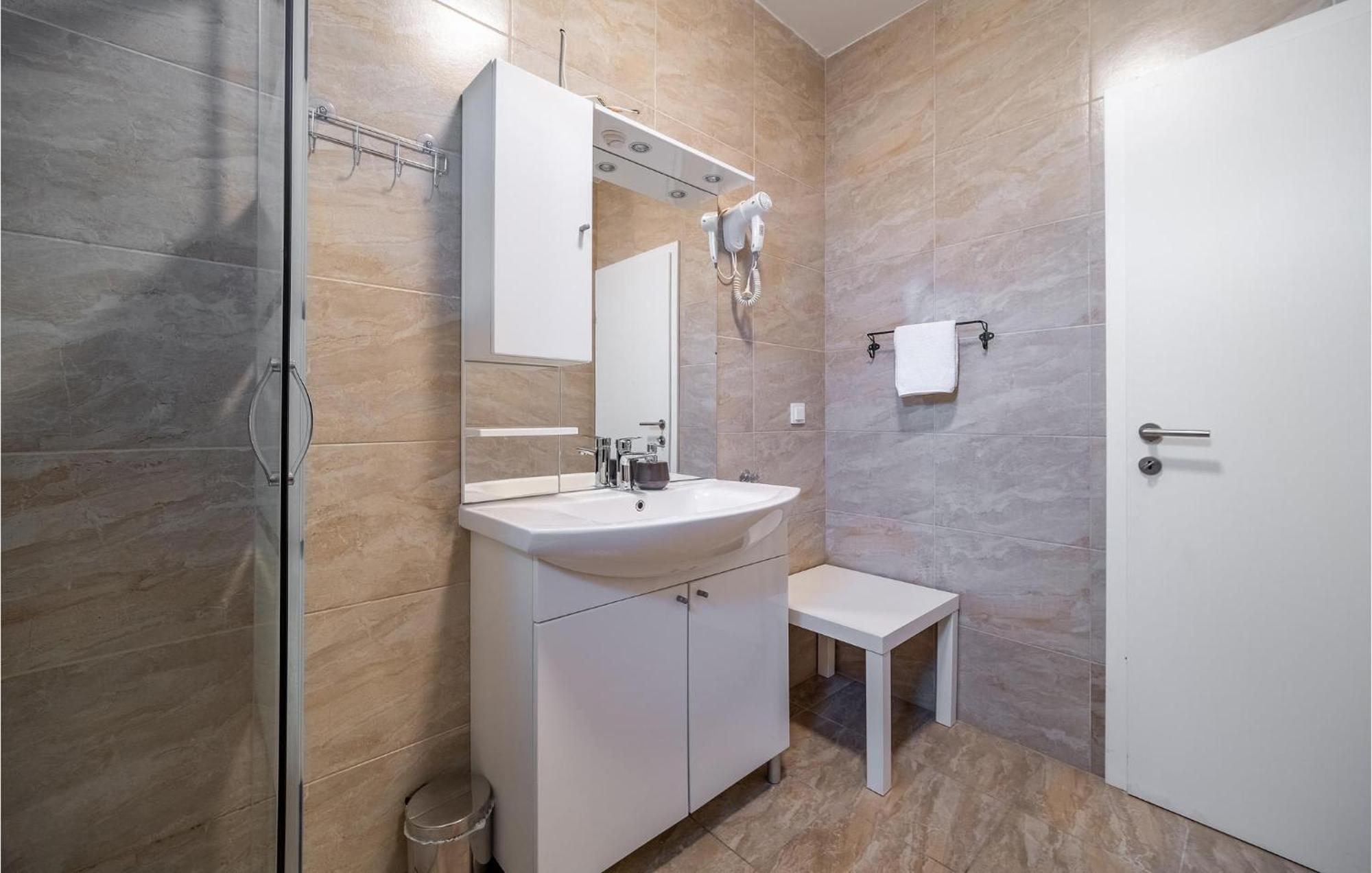 1 Bedroom Beautiful Apartment In ราโควิซา ภายนอก รูปภาพ