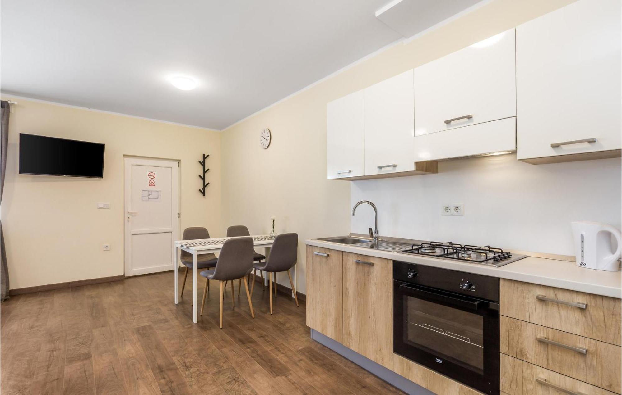 1 Bedroom Beautiful Apartment In ราโควิซา ภายนอก รูปภาพ